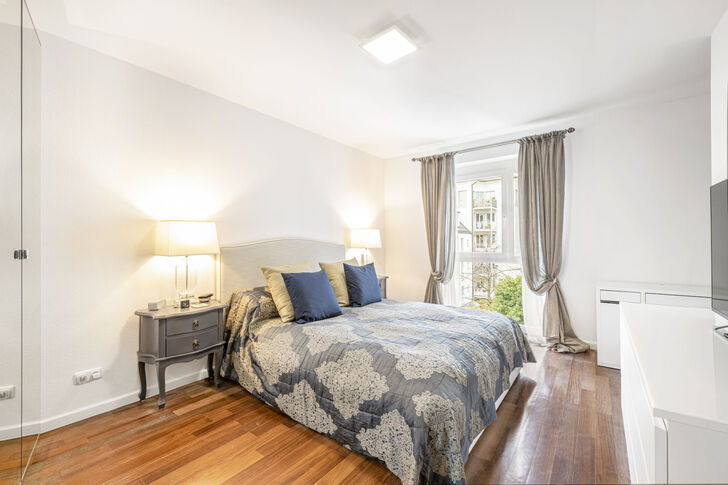 Großzügiges Masterschlafzimmer