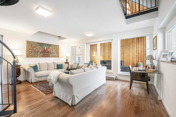 Wohnzimmer mit Loggiazugang