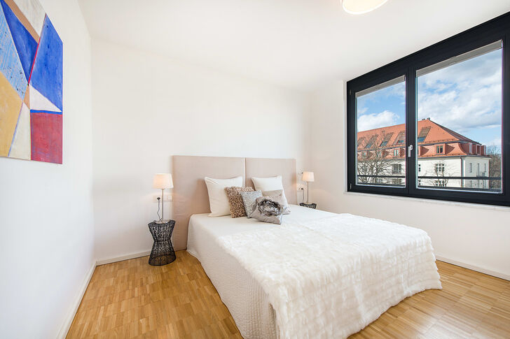 Helles, gut geschnittenes Schlafzimmer
