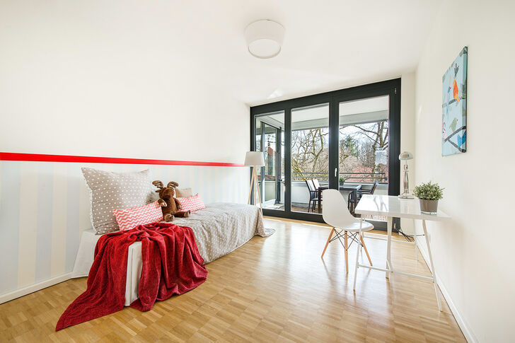Kinderzimmer mit Zugang zur Loggia