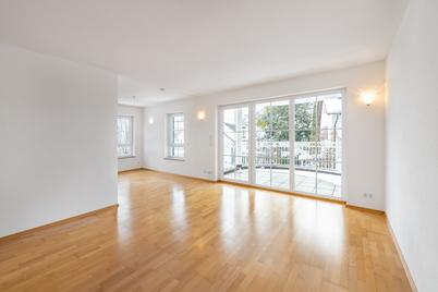 Moderne 4-Zimmer-Wohnung mit Terrasse in Stadtvilla