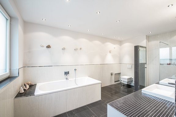 Geräumiges, helles Masterbad