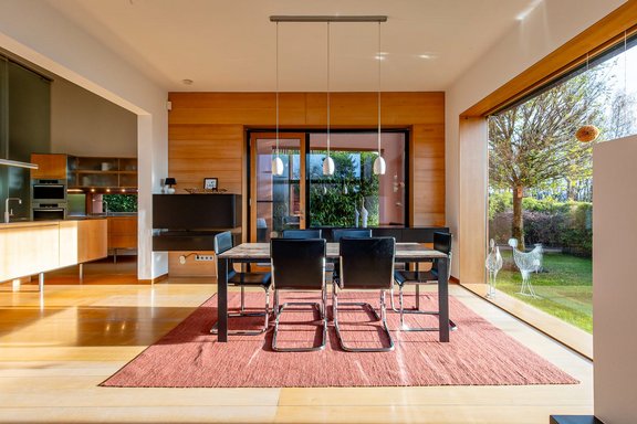 Genussvoll speisen mit Gartenblick