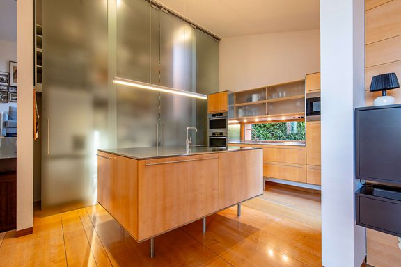 Designküche mit klarer Linie