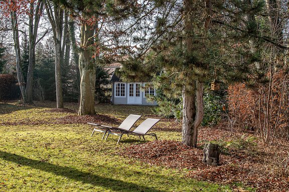 Garden with summer house
