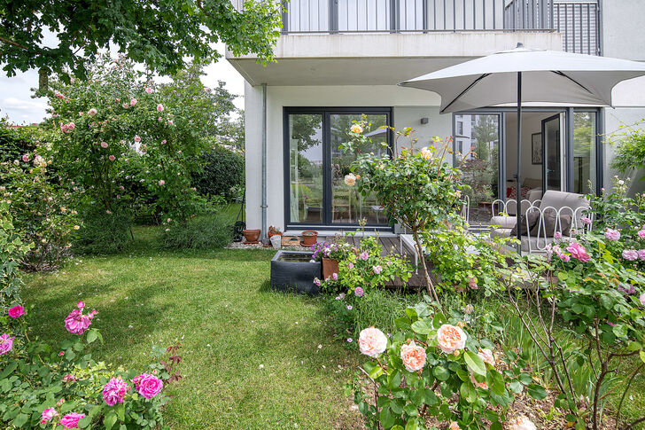 Großzügiger Garten mit Terrasse