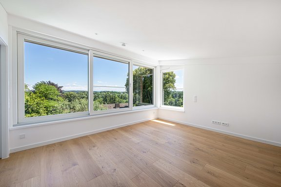 Großes Masterschlafzimmer mit Traumausblick