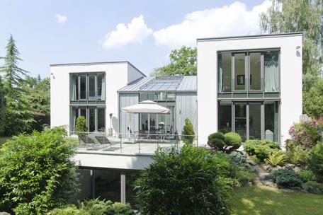 Moderne Designervilla in lichter Architektur auf herrlichem Parkgrundstück
