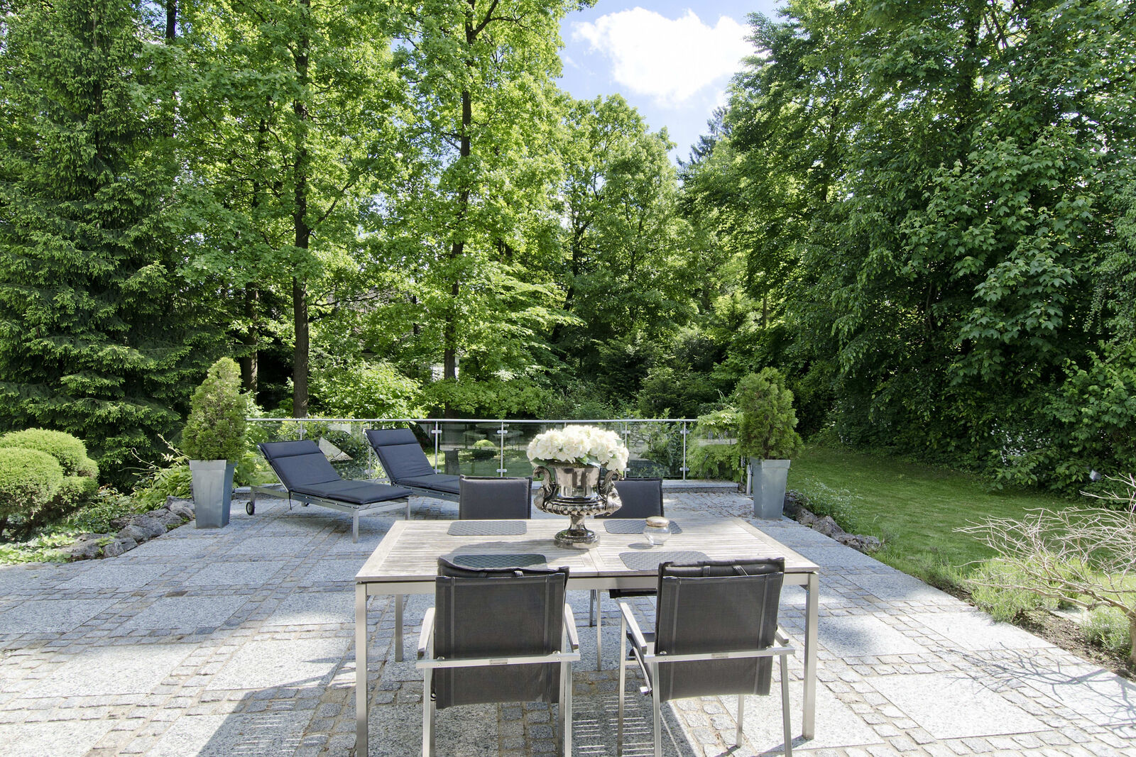 Terrasse mit Garten