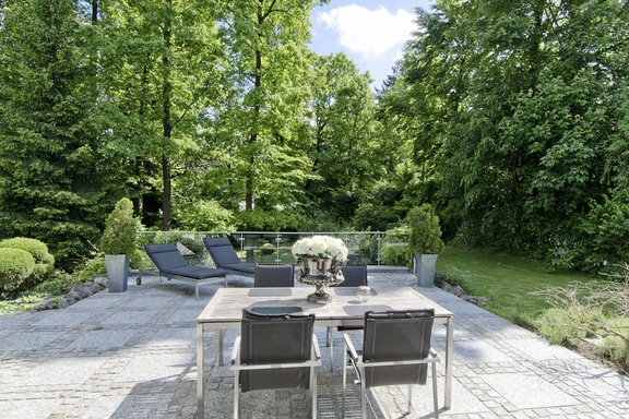 Terrasse mit Garten