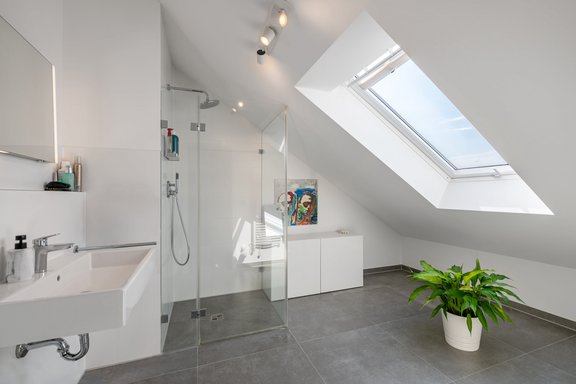 Lichterfülltes Duschbad