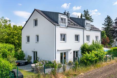 Modern semi-detached house with generous space and south-west facing garden in quiet location