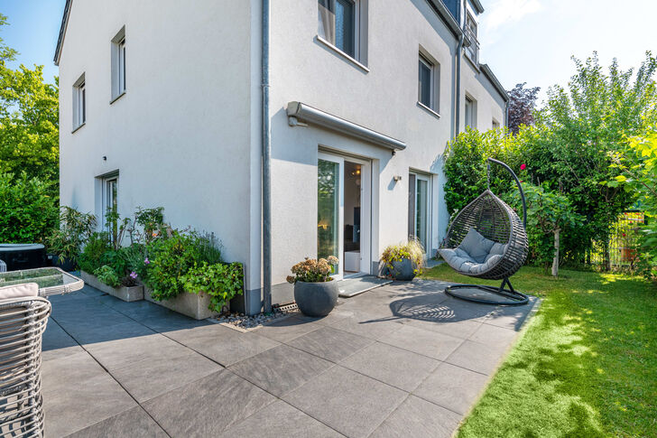 Weitläufige Terrasse mit anschließendem Süd-West-Garten