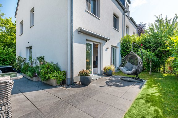 Weitläufige Terrasse mit anschließendem Süd-West-Garten