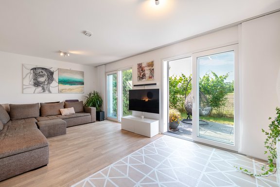 Großzügiger Wohnbereich mit anschließender Terrasse