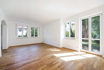 Living area with oak parquet flooring