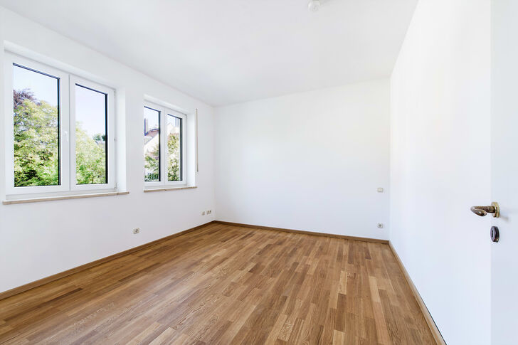Helles Schlafzimmer mit Eichenparkett
