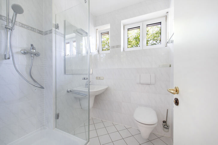Separates Badezimmer mit Duschkabine