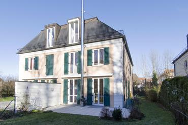 Modern semi-detached house with generous room layout and sunny south garden