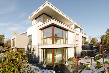 Modern semi-detached house with high-quality equipment and beautiful south garden