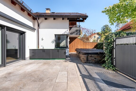 Terrasse mit Außenküche und Pool