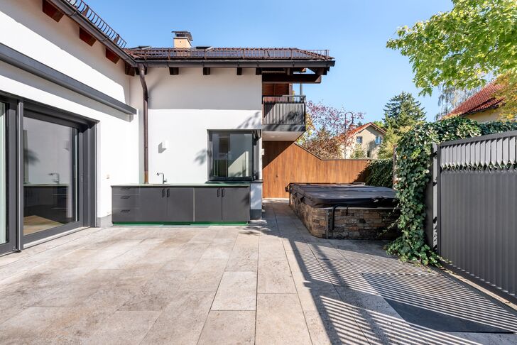 Terrasse mit Außenküche und Pool