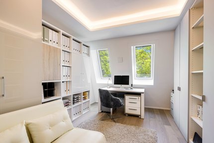 Helles Arbeitszimmer