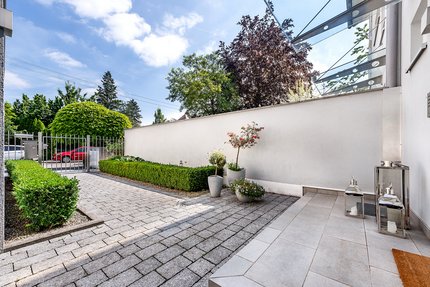 Attractive access path to the house