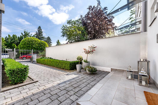 Attractive access path to the house