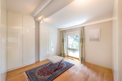 Dressing room in the attic equipped with made-to-measure fittings