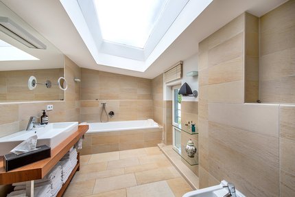 Bathroom en suite in the attic with skylight