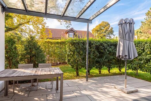 Südterrasse mit Glasüberdachung