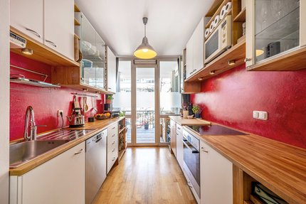 Küche mit Balkonzugang