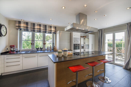 Attractive eat-in kitchen