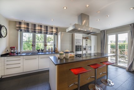 Attractive eat-in kitchen