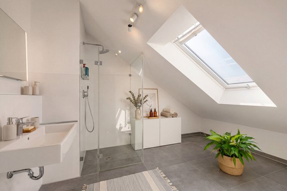 Spacious shower room