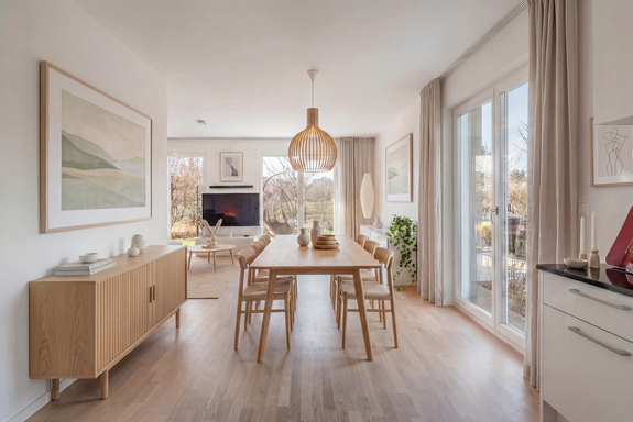 Dining area (virtually furnished)