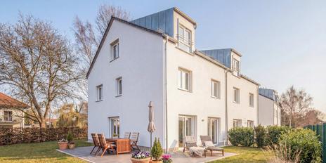 Familiengerechte, moderne Haushälfte in grüner Lage