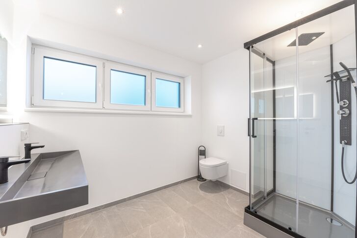 Modern, bright shower room