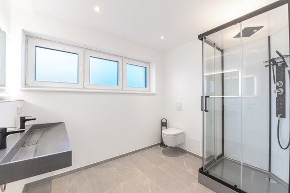 Modern, bright shower room