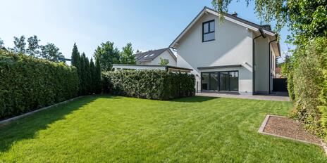 Modern 6-bedroom townhouse with a stylish vibe