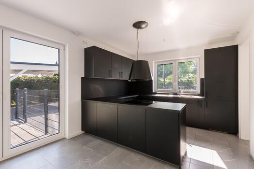 Stylische Küche mit Theke