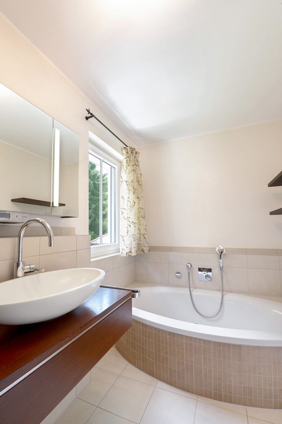 Hochwertig ausgestattetes Bad