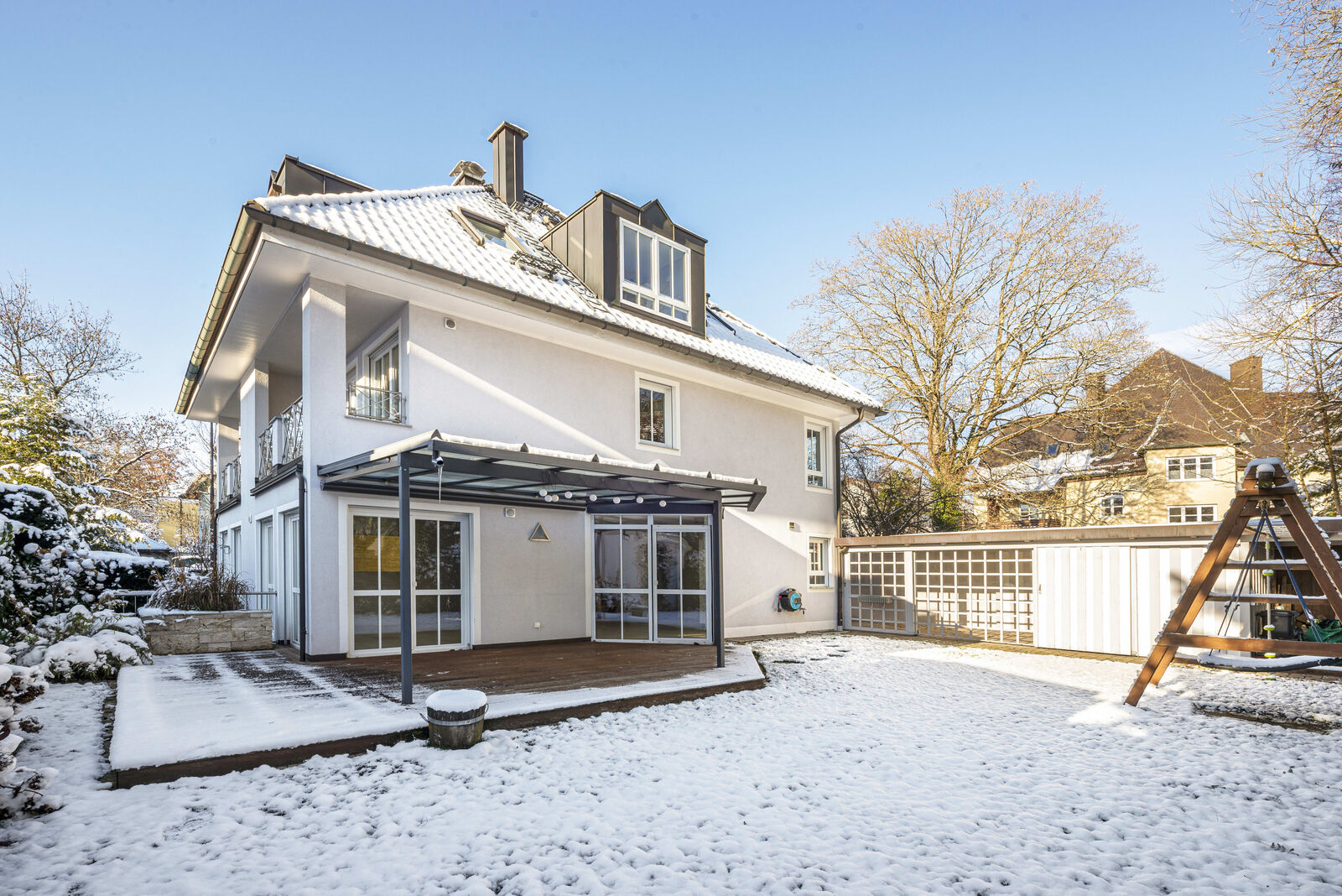 Moderne Haushälfte mit Garten