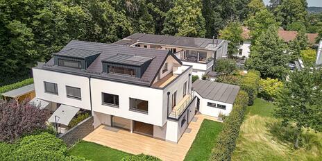 Moderne Haushälfte von 2016 mit Dachterrasse und Alpenblick in begehrter Villenlage