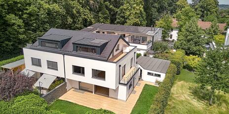 Moderne Haushälfte von 2016 mit Dachterrasse und Alpenblick in begehrter Villenlage