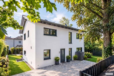 Moderne Haustechnik in grüner Lage: Neuwertiges Einfamilienhaus mit Südgarten und Spa