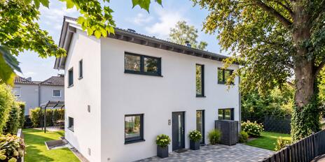 Modern home technology in a green setting: A nearly new single-family home with a south-facing garden and spa