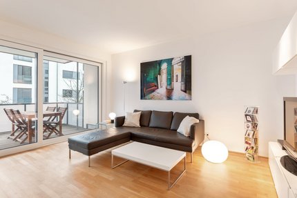 Wohnbereich mit Zugang zum Balkon
