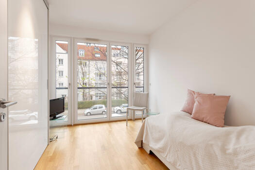 Gäste-/Arbeitszimmer mit Einbauschrank
